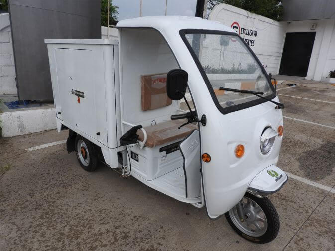 Lateral moto eléctrica RoomService Transporte de alimentos Crossem