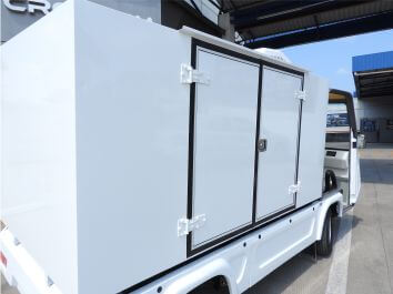 Vehículo eléctrico RoomService Transporte de alimentos con sistema de refrigeración Crossem caja refrigerante