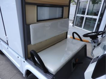 Vehículo eléctrico RoomService Transporte de alimentos con sistema de refrigeración Crossem interior
